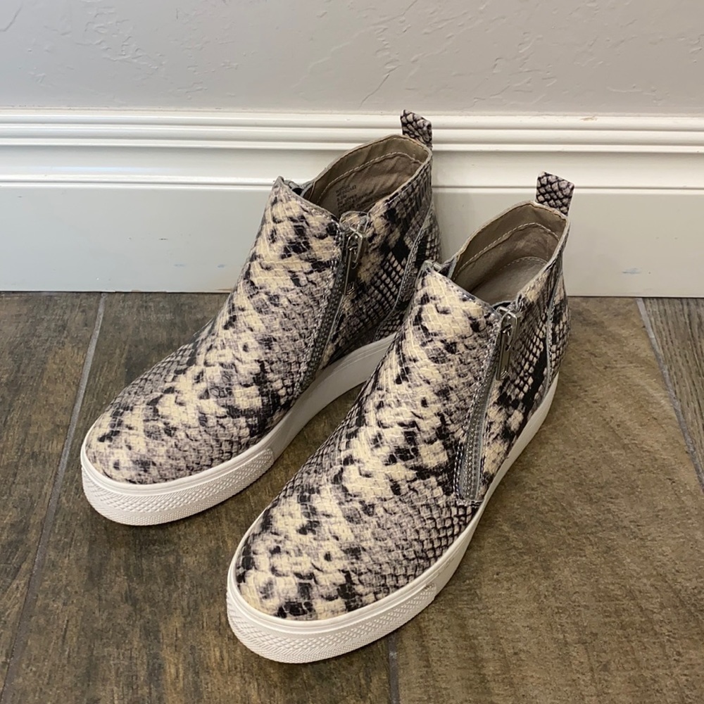 Steve Madden wedgie snake print shoes size 6.5M